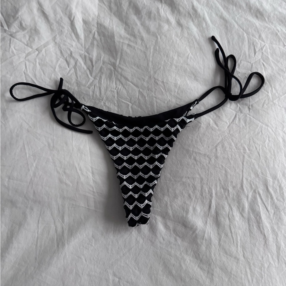 Ari Bikini Bottom in Domino Day
PEIXOTO